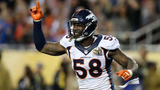 Von Miller agrees to new deal with Broncos -- IMAGE